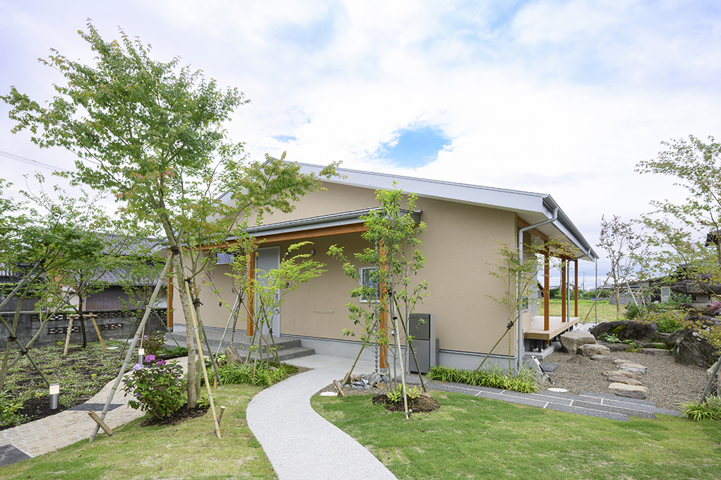 風と、光と、景色を招く平屋
